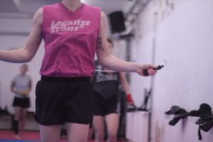 Person springt Seil und hat ein "Legalize Trans"-Shirt an