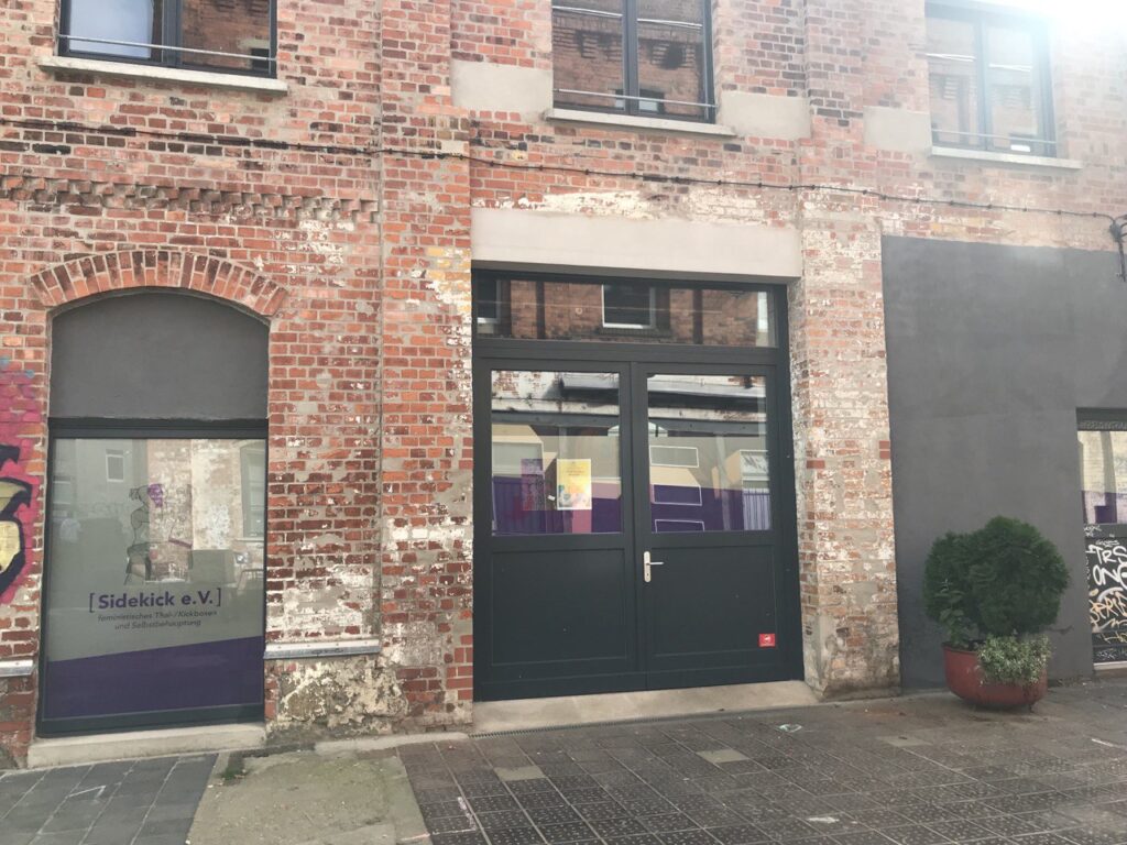 Eingang lila Gym