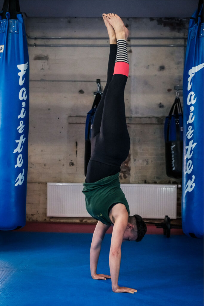 Eine Person macht Handstand