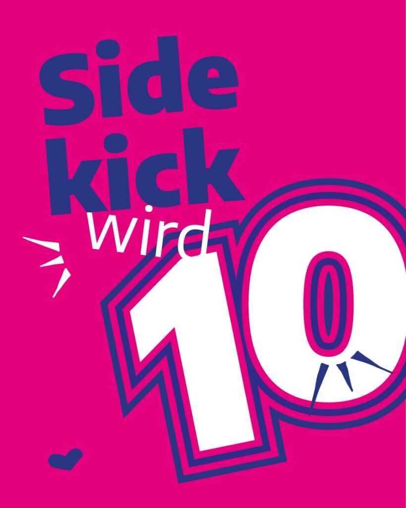 Sidekick wird 10. Blaue Schrift auf pinken Hintergrund