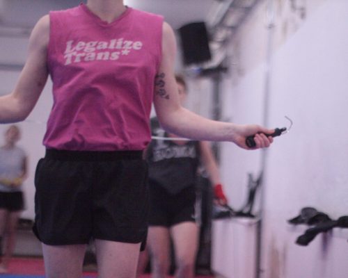 Person springt Seil und hat ein "Legalize Trans"-Shirt an