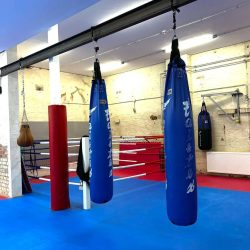 Sandsäcke im blauen Gym